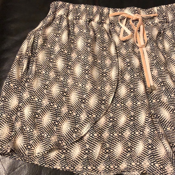 Flowy patterned drawstring shorts - Picture 2 of 6